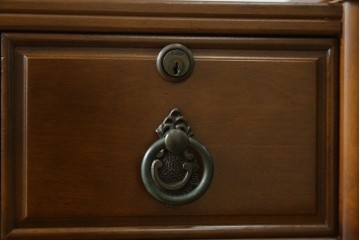 中古　美品　国会議事堂納品の高級家具メーカー　徳田家具　特徴的な脚のデザインが目を引くクラシカルなデスク　(R-073951)