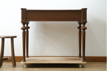 中古　美品　国会議事堂納品の高級家具メーカー　徳田家具　特徴的な脚のデザインが目を引くクラシカルなデスク　(R-073951)