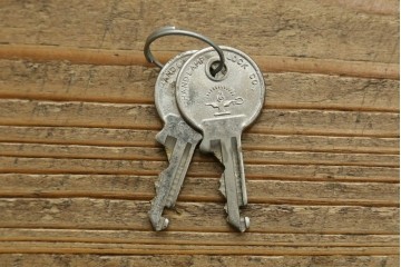 中古　美品　国会議事堂納品の高級家具メーカー　徳田家具　特徴的な脚のデザインが目を引くクラシカルなデスク　(R-073951)