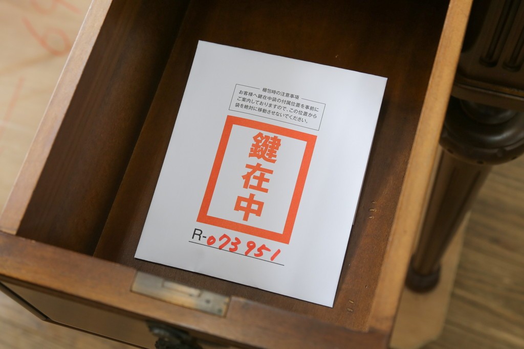 中古　美品　国会議事堂納品の高級家具メーカー　徳田家具　特徴的な脚のデザインが目を引くクラシカルなデスク　(R-073951)