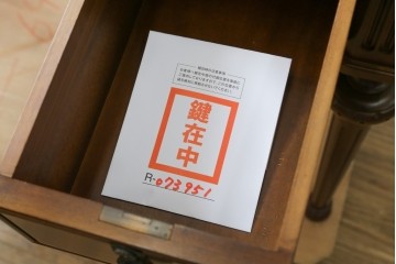 中古　美品　国会議事堂納品の高級家具メーカー　徳田家具　特徴的な脚のデザインが目を引くクラシカルなデスク　(R-073951)