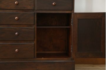 中古　松本民芸家具　収納力たっぷりの高級感漂うD型食器棚(カップボード、飾り棚、収納棚、本箱)(定価約99万円)(R-073952)