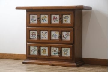 中古　スペイン製　バレンシア　タイルに描かれた花柄が可愛らしい!! お部屋を華やかに引き立てるチェスト(サイドチェスト、引き出し)(R-073956)