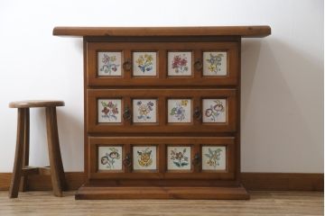 中古　スペイン製　バレンシア　タイルに描かれた花柄が可愛らしい!! お部屋を華やかに引き立てるチェスト(サイドチェスト、引き出し)(R-073956)