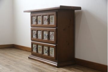 中古　スペイン製　バレンシア　タイルに描かれた花柄が可愛らしい!! お部屋を華やかに引き立てるチェスト(サイドチェスト、引き出し)(R-073956)