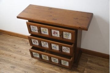 中古　スペイン製　バレンシア　タイルに描かれた花柄が可愛らしい!! お部屋を華やかに引き立てるチェスト(サイドチェスト、引き出し)(R-073956)