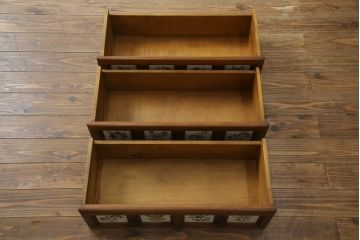 中古　スペイン製　バレンシア　タイルに描かれた花柄が可愛らしい!! お部屋を華やかに引き立てるチェスト(サイドチェスト、引き出し)(R-073956)