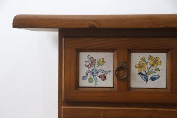 中古　スペイン製　バレンシア　タイルに描かれた花柄が可愛らしい!! お部屋を華やかに引き立てるチェスト(サイドチェスト、引き出し)(R-073956)