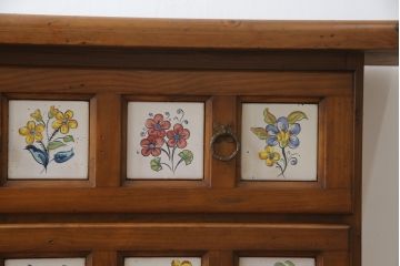 中古　スペイン製　バレンシア　タイルに描かれた花柄が可愛らしい!! お部屋を華やかに引き立てるチェスト(サイドチェスト、引き出し)(R-073956)