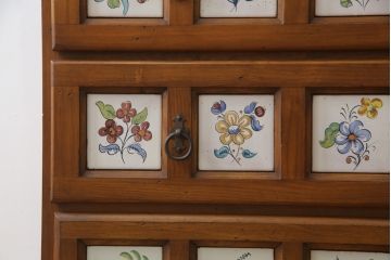 中古　スペイン製　バレンシア　タイルに描かれた花柄が可愛らしい!! お部屋を華やかに引き立てるチェスト(サイドチェスト、引き出し)(R-073956)