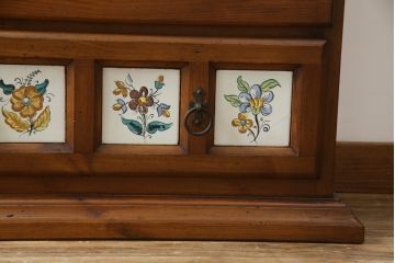 中古　スペイン製　バレンシア　タイルに描かれた花柄が可愛らしい!! お部屋を華やかに引き立てるチェスト(サイドチェスト、引き出し)(R-073956)