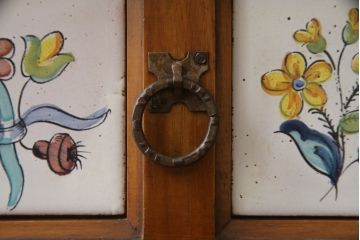 中古　スペイン製　バレンシア　タイルに描かれた花柄が可愛らしい!! お部屋を華やかに引き立てるチェスト(サイドチェスト、引き出し)(R-073956)