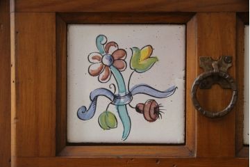中古　スペイン製　バレンシア　タイルに描かれた花柄が可愛らしい!! お部屋を華やかに引き立てるチェスト(サイドチェスト、引き出し)(R-073956)