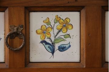 中古　スペイン製　バレンシア　タイルに描かれた花柄が可愛らしい!! お部屋を華やかに引き立てるチェスト(サイドチェスト、引き出し)(R-073956)