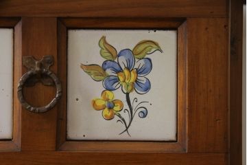 中古　スペイン製　バレンシア　タイルに描かれた花柄が可愛らしい!! お部屋を華やかに引き立てるチェスト(サイドチェスト、引き出し)(R-073956)