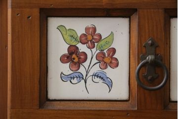 中古　スペイン製　バレンシア　タイルに描かれた花柄が可愛らしい!! お部屋を華やかに引き立てるチェスト(サイドチェスト、引き出し)(R-073956)