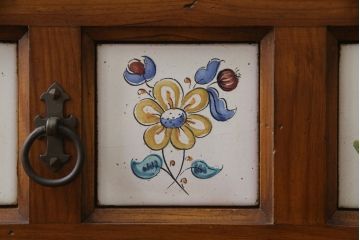中古　スペイン製　バレンシア　タイルに描かれた花柄が可愛らしい!! お部屋を華やかに引き立てるチェスト(サイドチェスト、引き出し)(R-073956)