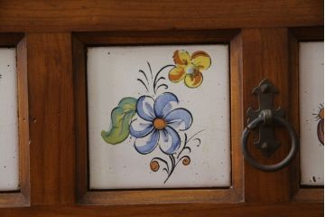 中古　スペイン製　バレンシア　タイルに描かれた花柄が可愛らしい!! お部屋を華やかに引き立てるチェスト(サイドチェスト、引き出し)(R-073956)