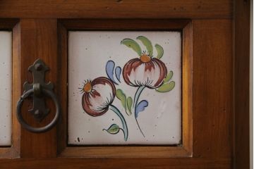 中古　スペイン製　バレンシア　タイルに描かれた花柄が可愛らしい!! お部屋を華やかに引き立てるチェスト(サイドチェスト、引き出し)(R-073956)