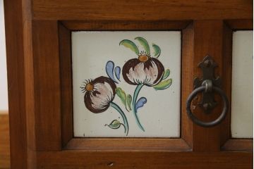 中古　スペイン製　バレンシア　タイルに描かれた花柄が可愛らしい!! お部屋を華やかに引き立てるチェスト(サイドチェスト、引き出し)(R-073956)