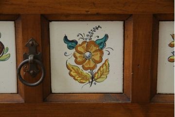 中古　スペイン製　バレンシア　タイルに描かれた花柄が可愛らしい!! お部屋を華やかに引き立てるチェスト(サイドチェスト、引き出し)(R-073956)