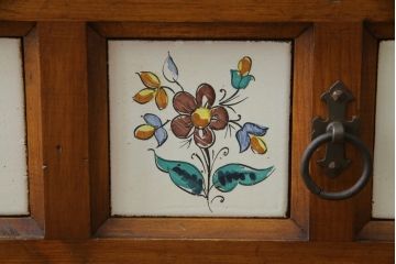 中古　スペイン製　バレンシア　タイルに描かれた花柄が可愛らしい!! お部屋を華やかに引き立てるチェスト(サイドチェスト、引き出し)(R-073956)