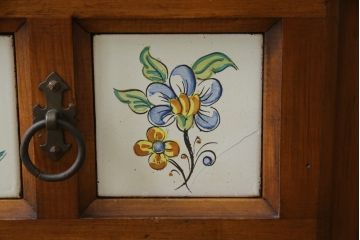中古　スペイン製　バレンシア　タイルに描かれた花柄が可愛らしい!! お部屋を華やかに引き立てるチェスト(サイドチェスト、引き出し)(R-073956)