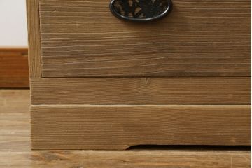 和製アンティーク　天板リメイク　浮造り仕上げ　自然な木の風合いが味わい深い桐箪笥ローチェスト(ローボード、テレビ台、テレビボード、時代箪笥、衣装箪笥、収納タンス、引き出し)(R-073959)
