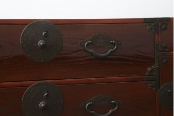 和製アンティーク　美品　前面栗材　深みのある色合いが魅力の鉄脚付き米沢箪笥ローボード(テレビ台、テレビボード、ローチェスト、収納たんす、時代箪笥、引き出し)(R-073966)