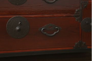 和製アンティーク　美品　前面栗材　深みのある色合いが魅力の鉄脚付き米沢箪笥ローボード(テレビ台、テレビボード、ローチェスト、収納たんす、時代箪笥、引き出し)(R-073966)