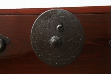 和製アンティーク　美品　前面栗材　深みのある色合いが魅力の鉄脚付き米沢箪笥ローボード(テレビ台、テレビボード、ローチェスト、収納たんす、時代箪笥、引き出し)(R-073966)