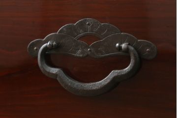 和製アンティーク　美品　前面栗材　深みのある色合いが魅力の鉄脚付き米沢箪笥ローボード(テレビ台、テレビボード、ローチェスト、収納たんす、時代箪笥、引き出し)(R-073966)