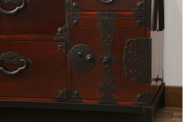 和製アンティーク　美品　前面栗材　深みのある色合いが魅力の鉄脚付き米沢箪笥ローボード(テレビ台、テレビボード、ローチェスト、収納たんす、時代箪笥、引き出し)(R-073966)