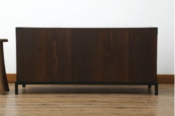 和製アンティーク　美品　前面栗材　深みのある色合いが魅力の鉄脚付き米沢箪笥ローボード(テレビ台、テレビボード、ローチェスト、収納たんす、時代箪笥、引き出し)(R-073966)