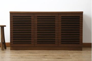 中古　CONDE HOUSE(カンディハウス)　洗練された空間作りにおすすめのモダンなウォールナットサイドボード(ローボード、テレビ台、テレビボード、サイドキャビネット、戸棚、収納棚、リビングボード)(定価約30万円)(R-073967)