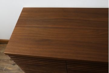 中古　CONDE HOUSE(カンディハウス)　洗練された空間作りにおすすめのモダンなウォールナットサイドボード(ローボード、テレビ台、テレビボード、サイドキャビネット、戸棚、収納棚、リビングボード)(定価約30万円)(R-073967)