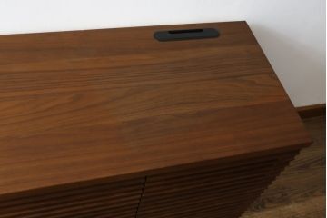 中古　CONDE HOUSE(カンディハウス)　洗練された空間作りにおすすめのモダンなウォールナットサイドボード(ローボード、テレビ台、テレビボード、サイドキャビネット、戸棚、収納棚、リビングボード)(定価約30万円)(R-073967)