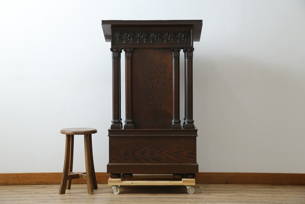 イギリスアンティーク　オーク材　美しい彫刻に注目!!　意匠を凝らした豪華レクターン　聖書台　(R-073968)