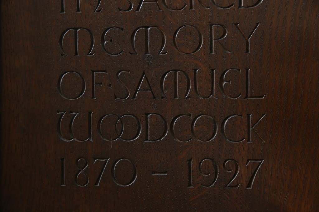 イギリスアンティーク　オーク材　美しい彫刻に注目!!　意匠を凝らした豪華レクターン　聖書台　(R-073968)