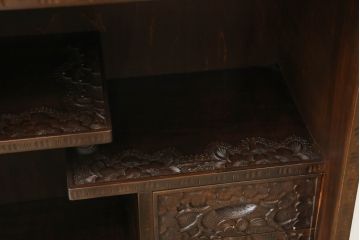 中古　軽井沢彫り　隅々まで施された桜の彫刻が優美なキャビネット(食器棚、カップボード、収納棚、戸棚、飾り棚、茶棚)(R-073969)