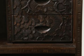 中古　軽井沢彫り　隅々まで施された桜の彫刻が優美なキャビネット(食器棚、カップボード、収納棚、戸棚、飾り棚、茶棚)(R-073969)