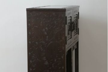 中古　軽井沢彫り　隅々まで施された桜の彫刻が優美なキャビネット(食器棚、カップボード、収納棚、戸棚、飾り棚、茶棚)(R-073969)