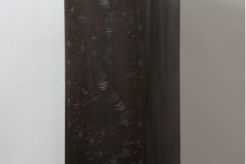 中古　軽井沢彫り　隅々まで施された桜の彫刻が優美なキャビネット(食器棚、カップボード、収納棚、戸棚、飾り棚、茶棚)(R-073969)