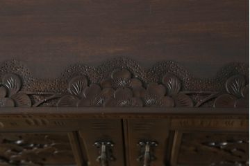 中古　軽井沢彫り　隅々まで施された桜の彫刻が優美なキャビネット(食器棚、カップボード、収納棚、戸棚、飾り棚、茶棚)(R-073969)