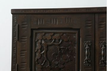 中古　軽井沢彫り　隅々まで施された桜の彫刻が優美なキャビネット(食器棚、カップボード、収納棚、戸棚、飾り棚、茶棚)(R-073969)