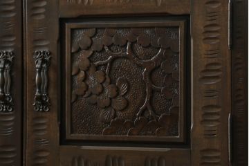中古　軽井沢彫り　隅々まで施された桜の彫刻が優美なキャビネット(食器棚、カップボード、収納棚、戸棚、飾り棚、茶棚)(R-073969)
