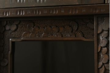 中古　軽井沢彫り　隅々まで施された桜の彫刻が優美なキャビネット(食器棚、カップボード、収納棚、戸棚、飾り棚、茶棚)(R-073969)