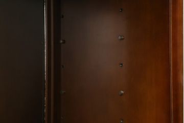 中古　美品　国会議事堂納品の高級家具メーカー　徳田家具　上品な佇まいで存在感のあるサイドボード(サイドキャビネット、収納棚、戸棚、飾り棚、食器棚)(R-073975)