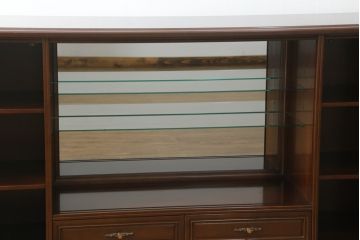 中古　美品　国会議事堂納品の高級家具メーカー　徳田家具　上品な佇まいで存在感のあるサイドボード(サイドキャビネット、収納棚、戸棚、飾り棚、食器棚)(R-073975)