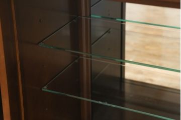 中古　美品　国会議事堂納品の高級家具メーカー　徳田家具　上品な佇まいで存在感のあるサイドボード(サイドキャビネット、収納棚、戸棚、飾り棚、食器棚)(R-073975)